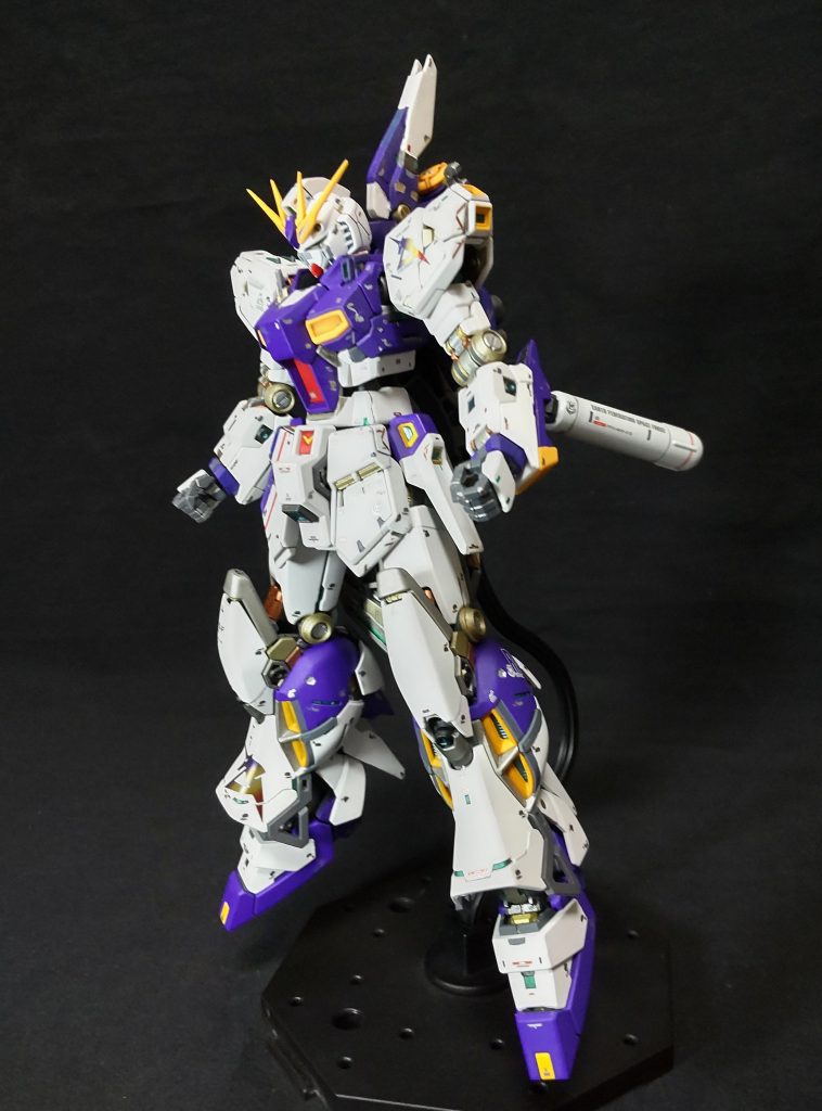 装備なしだとこんな感じです。カラーリングとスタビライザーのせいか、νガンダム感が無くなった気がします🤔。