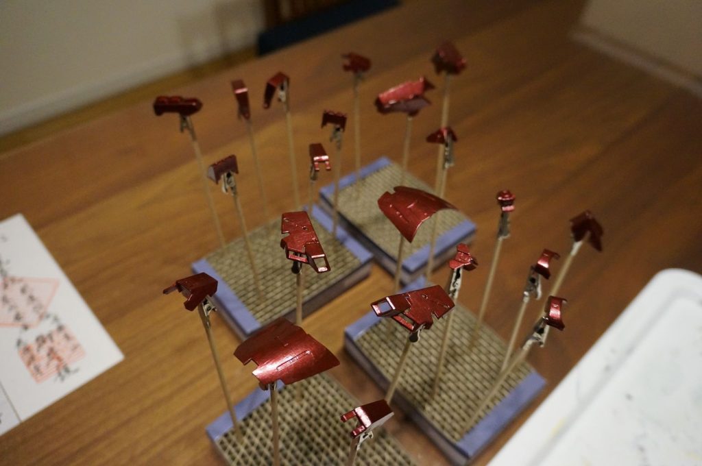 時間があればコツコツ塗装。分かってはいましたがMr.カラーは乾燥が早くて筆塗りには向いてないです。特にMr.メタリックカラーは粒子が混ざらず色ムラ(筆ムラじゃない)も激しく、何度も修正するうちに筆ムラも酷くなってしまいました。