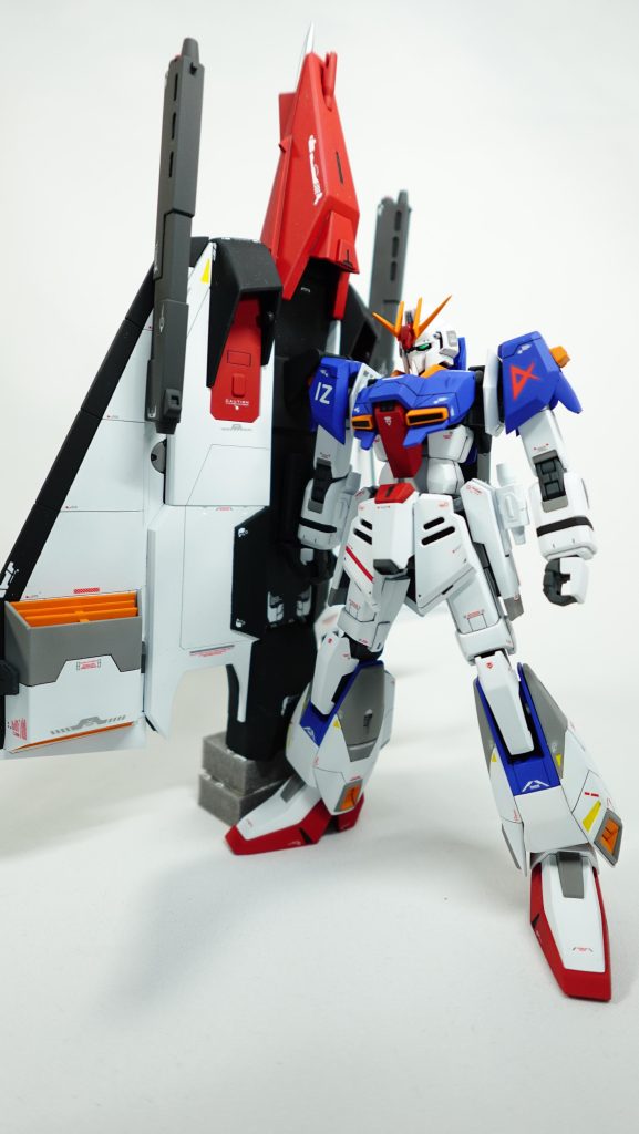 正面、腕はガンダムマークⅡの物に変更。機体より大きなフライングユニットは重すぎて支えがないと自立しません。