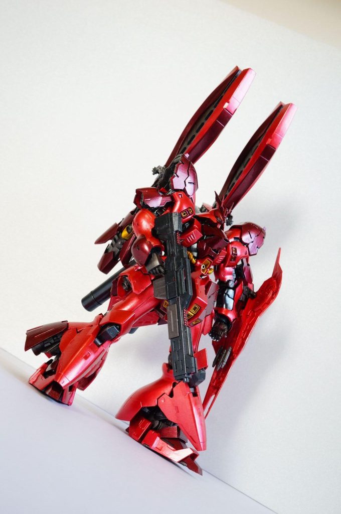 とにかく大きい。ボリューム感も満点。シャアが最後に乗る機体としてふさわしいモビルスーツです。