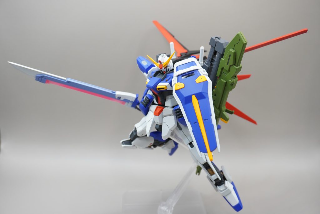 「アサルト・グロリアス・ガンダム」あえてパーフェクトと呼ばないことにします。グロリアスガンダムの完成形はまだ存在しないため。グロリアスガンダムカラーのシールドもおまけで付けてみました。