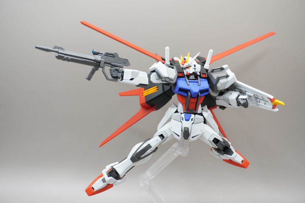 エールストライカー安定のカッコよさ。主翼のパーツわけの進化により、すごく塗りやすくなりました。これには無塗装派も大満足でしょう。HGCE版は色分けでは劣りますが羽の薄さなどデザイン面で優れているところもあるので、オプションパーツ版の方が完全上位互換というわけでもないかなと思います