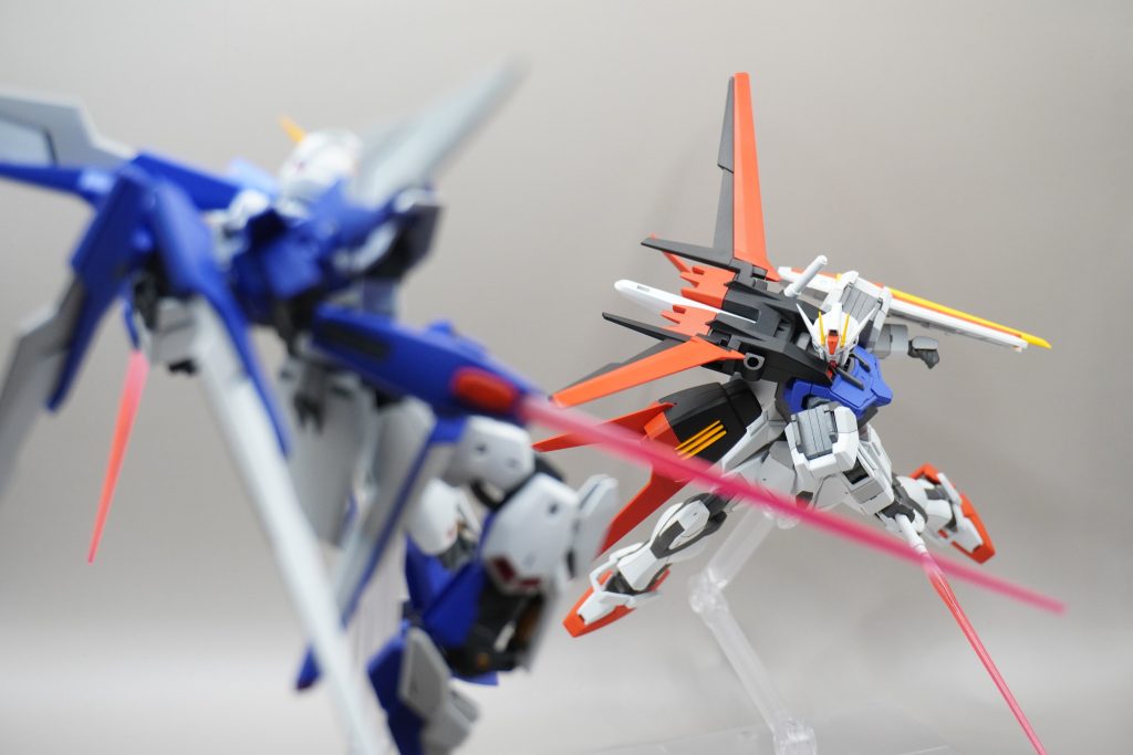 最後にガンプラバトル風のショットで締めたいと思います。エール・ストライク VS グロリアス・ガンダムストライク、いい振り抜きです。長い間ストライカーを用意してやれなかったので心なしかイキイキしています。最後まで見てくれてありがとうございました。今回はこの辺で!また見てくれると嬉しいです。