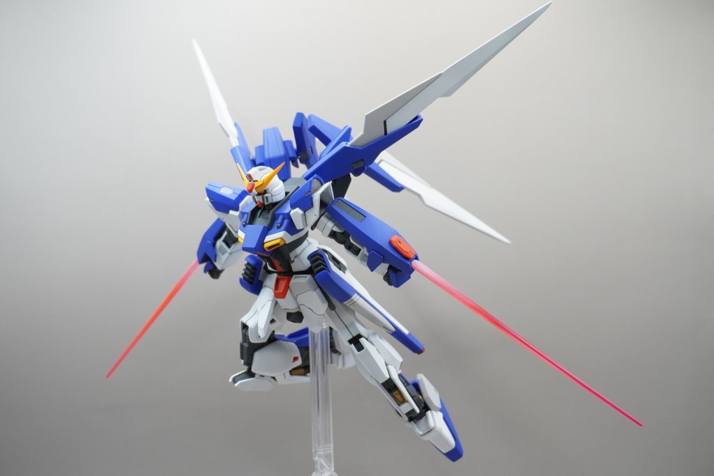 武装③ビームサーベル両腕のシールドからサーベルが発生します。