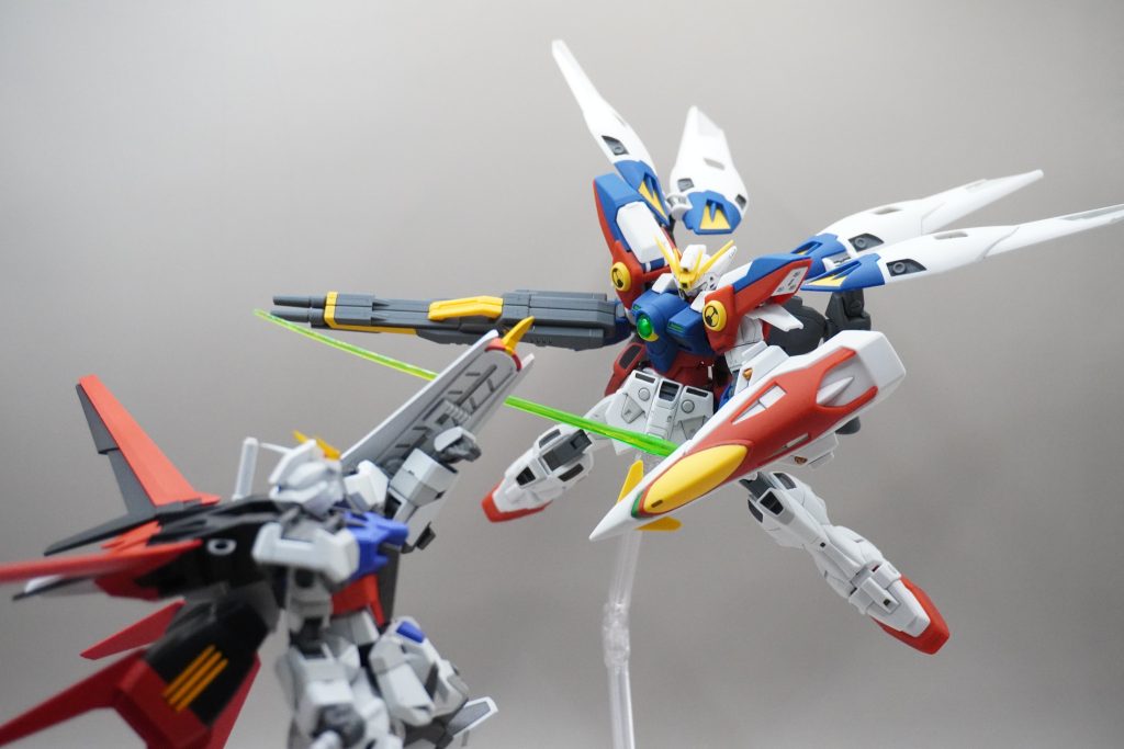 ガンプラバトル風ウィングゼロは羽を広げるとハッタリが効く感じ、とてもいい。いかがでしたでしょうか。個人的に普段は全塗装が多いのでこういった簡単仕上げは新鮮味もあって楽しかったです。今回はガンプラを始める友人に向けたものでしたが、一人でも参考になったという方がいらっしゃれば幸いです。あんまりないかもですが質問などあれば受け付けますのでお気軽にコメントください。最後までご覧いただきありがとうございました。ではまた次の作品で