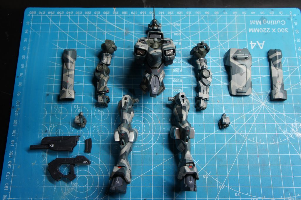 ザウォートは各部ボリュームアップして体型をがっちりさせています。・肩の六角形形状のサイズアップ・上腕を太くボリュームアップ・手首袖ボリュームアップ・スラスター六角形噴射口大型化・足首アーマー厚肉大型化・足元形状をボリュームアップして形状を強調・ヒジ関節、足首関節を軸方向に大型化・握り拳を削り込み形状詳細化・胸と背にラジエーターっぽいディテール追加・防御するものが何もないのでシールドをオリジナルで自作・ザウォートのライフルは小さいのでザウォートベビーのライフルになるように追加パーツをつくり大型化しました。他、各所作り込みやスジ彫りなどいろいろしてます。