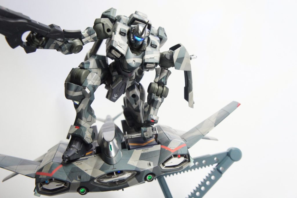 蛍光塗装で各所発光するようにしてます。ザウォートのカメラは内部レンズをシルバーの上にクリアーグリーン、その上に蛍光グリーン、エナメルの蛍光ブルーで墨入れしてクリアーでコート。バイザーは裏面から薄めた蛍光ブルー、表からクリアーシルバーでコートして発光時に奥行き感がでるようにしてみました。各所にガイアカラーのプレミアムミラークロームでメッキ調塗装して若干くすんだ感じにしてアクセントを入れてみました。※5/26写真差替