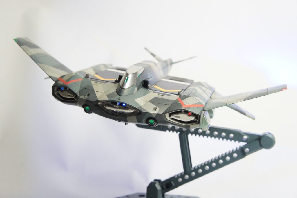 ティックバランは両翼端の表示灯と後尾の表示灯を透明パーツ化して蛍光塗料で発光できるように改造しました。正面のグリル部はザウォートと同じくメッキ調塗装し周囲をくりぬいて内部にラジエーターっぽいディテールを埋め込んで、部分的に光るようにしてみました。他にもレンズパーツをつくって嵌め込んでます。バーニア類は二重構造にしてディテールアップと蛍光塗料で発光できるようにしてます。ぶら下がり用の取っ手は段差をつけて開けやすいようにしました。