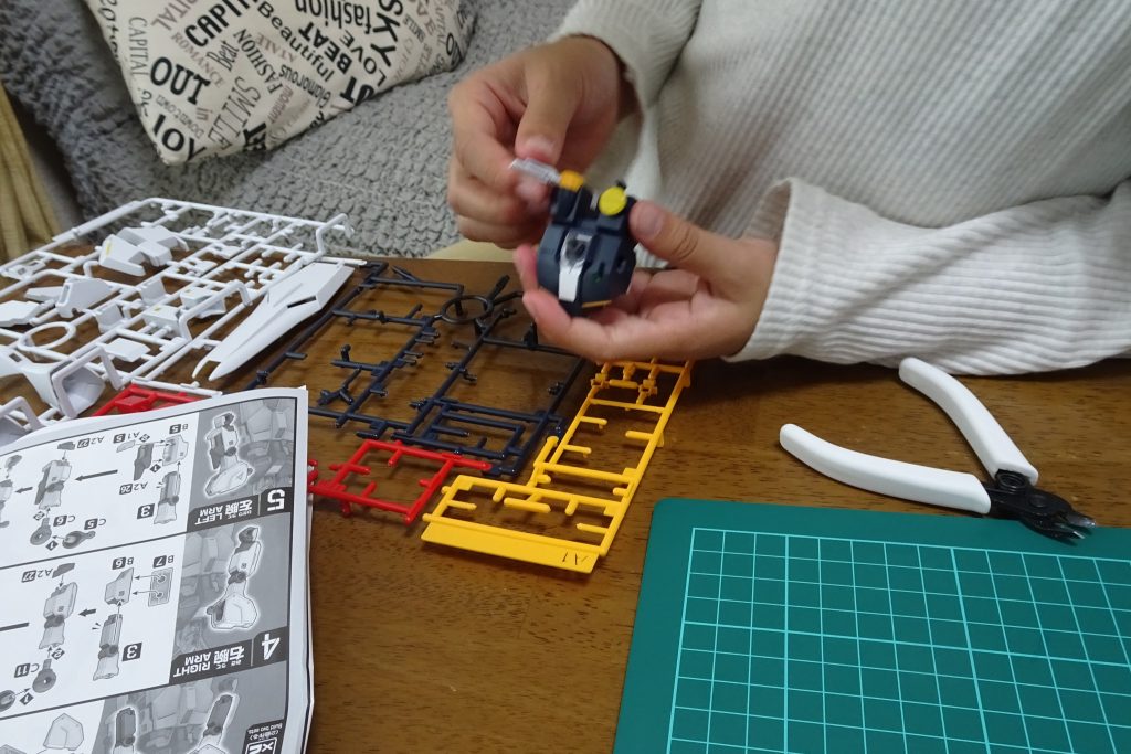 2体目のEGなので、簡単に作れると思ったら、腕や足の向きに苦戦していたので、説明書をよく見るようにアドバイスだけした。そして、次は普通の白いガンダム(たぶん初代ガンダムのこと)を作りたいと言っていた。