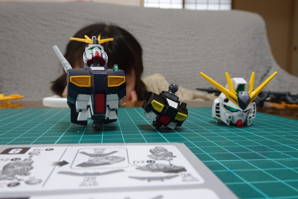 姉弟でケンカしないよう、今回も4歳息子用にSDEXのνガンダムを同時作成。SDEXの頭はデカいが、これでもスタイリッシュな方なのね。