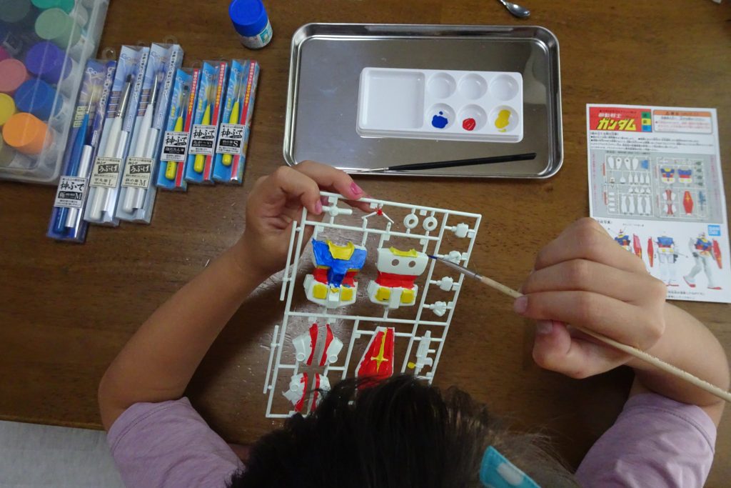 説明祖を見ながら、タミヤの安いベーシック平筆と、HF面相筆で頑張って塗り塗り。最近買った、60%オフの処分価格で投げ売りされていた神ふでを勧めてみたら、『コレで十分塗れる』と言って、安い筆で楽しそうに塗ってました。