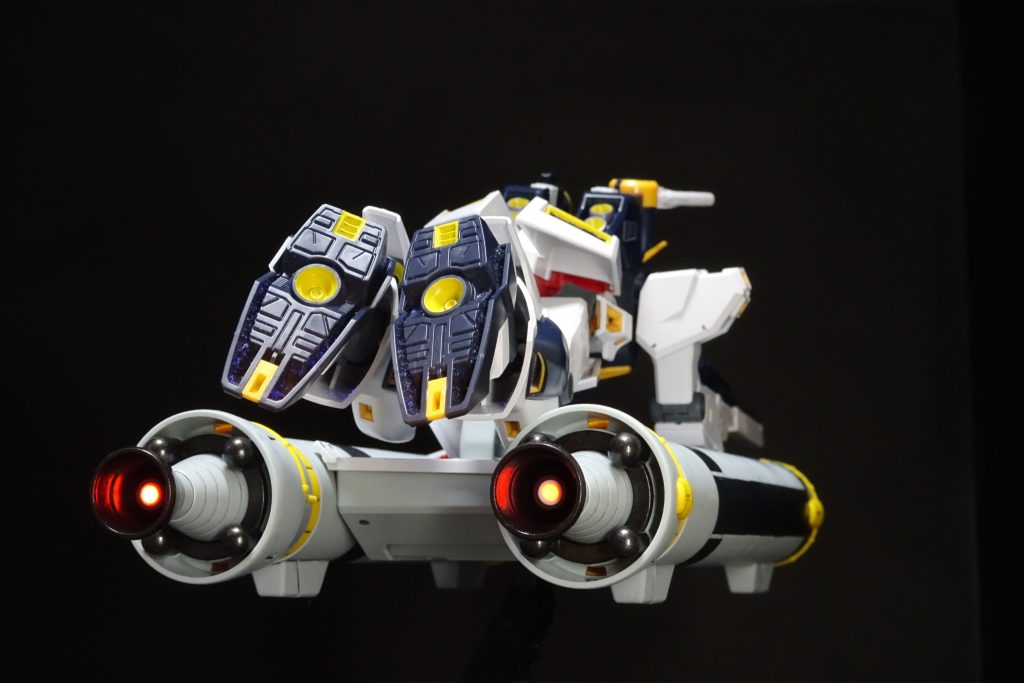 ブースターの噴射口は、蛍光レッドで点火を演出。アニメみたいな噴射状態は無理でした。