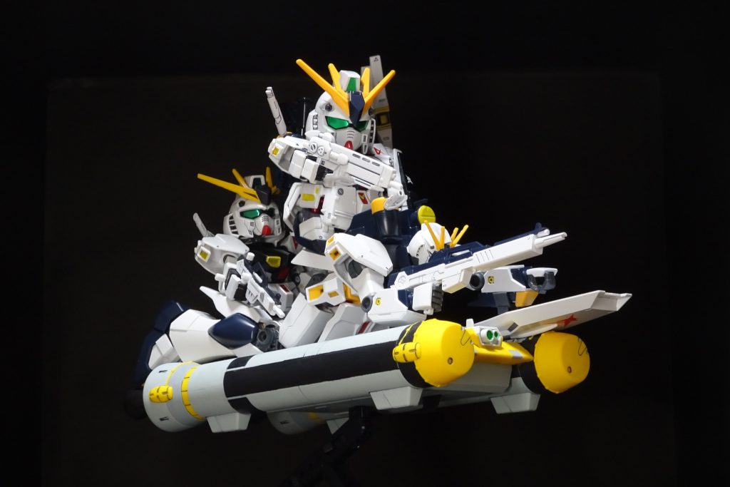 よ～し、みんな乗れ乗れ～頑張れば、三人乗りもイケる？子供の発想だと、こうなるよね。ちなみに、娘はνガンダム用のベッドと聞いて、仰向けに寝かせようとしていた・・・