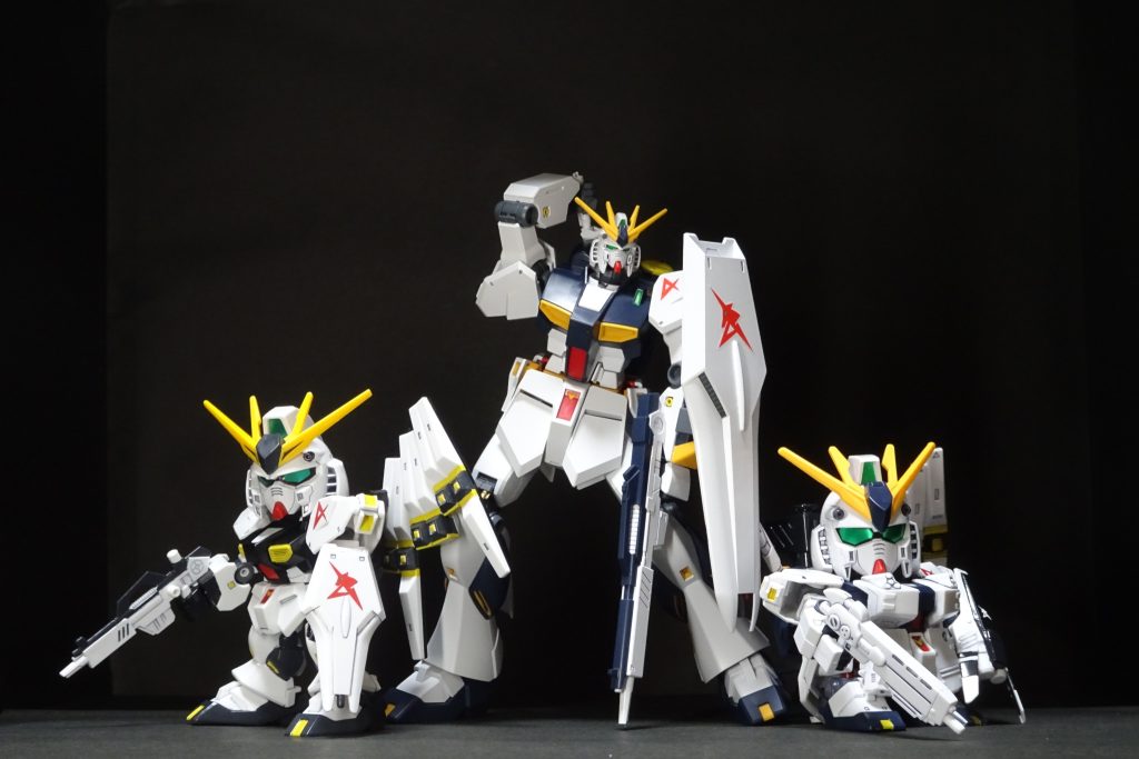 完成したνガンダムたちで記念撮影。2020年のSDEX版もスタイリッシュでカッコイイけど、2000年のBB戦士H.W.S.装備もSDらしさがあってイイね!やはりνガンダムと言えばファンネルだな。SD系はファンネル付けてもコンパクトだが、1/144サイズでファンネル付けると、ただでさえ大きいνガンダムが、さらにデカくなってしまう。どこかに良い飛び道具無いかなぁ・・・あ!