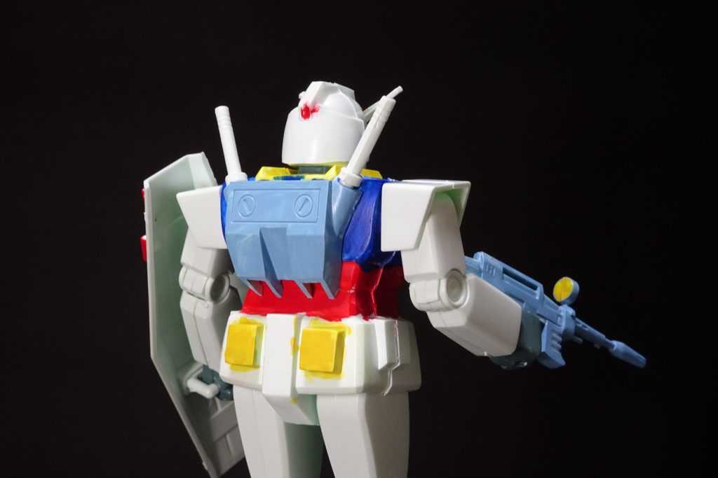 水性ホビーカラーのガンダムブルー、イエロー、レッドと、専用色は迷わず使い、その他を色サンプルから好きに選ばせてみた。ランドセルとビームライフルはイザーク専用スカイブルー、手首はボトムズのATブルーグレーをチョイス。ATブルーグレーは緑っぽいグレーなので、まさに昔のアニメ版ガンダムっぽい雰囲気。