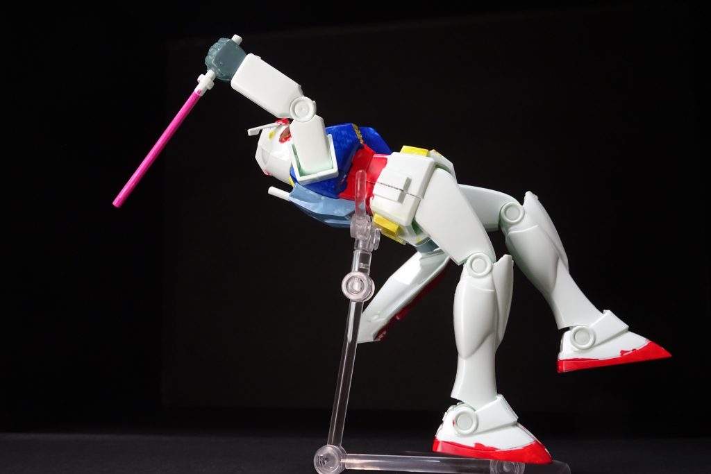 ジークアクスによく出てくる、走り高跳び避けポーズも、さすがに限界があります。最新ガンプラなら、アニメまんまのポーズができそうですが。ジークアクスは人間っぽい動きで避けるシーンが多々あったが、初代ガンダムの動きは昔のアニメを意識した、謎の柔らか動作でしたね。昔のアニメをリスペクトしつつ、伏線も回収したりと、忙しいけど面白い最終回でした。