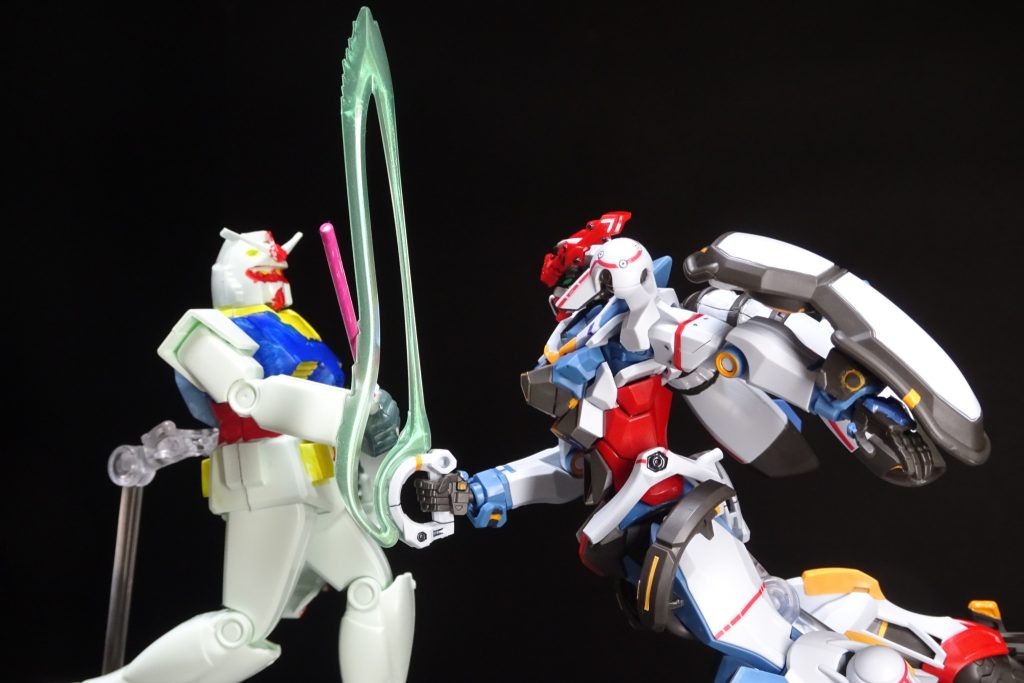 45年の差があると、動きの幅にここまで差があるのかと、ガンプラの進化を感じさせる。旧キットのガンダムは、頭を挟み込んで接着するため、首をはねるシーンは再現できず。ここはポロリしても良いんだよ？