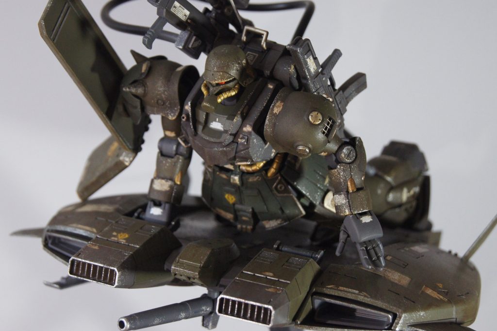 続いて、先ほどから搭乗しているベースジャバー。公国軍残党が鹵獲した連邦製のものを共和国軍が買い上げて専用機として充当している。そのため、塗装は本体と合わせて似た配色が施されている。重力下での作戦行動も視野に用意され、ダカール襲撃作戦時には実戦投入、ザク・スナイパーと連携して後方支援を実施。これ以外に目立った運用はなかったが、巡回警備などで活躍した。