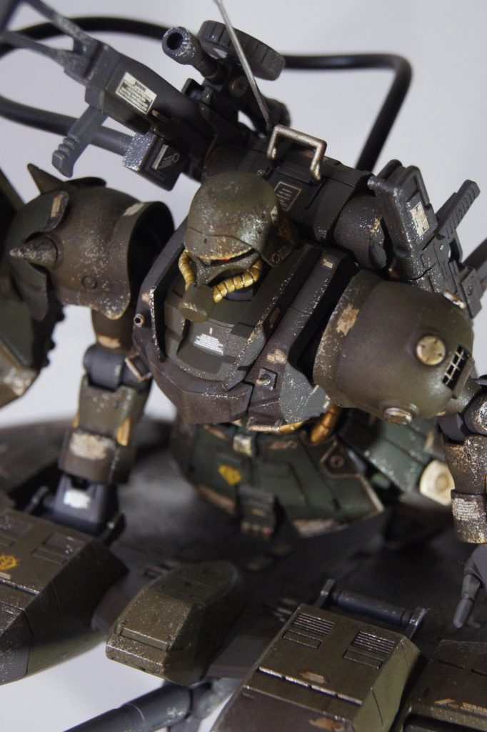 その他、数か所のバーニアノズルは金属パーツに置き換えたり、鉄道模型用のアンテナを使用したりと、細々したディテールも追加。塗料はほぼ全てガイアノーツのシンナー系塗料、メカサフからの立ち上げでエアブラシ塗装、一部にタミヤカラーで筆塗りをしています。