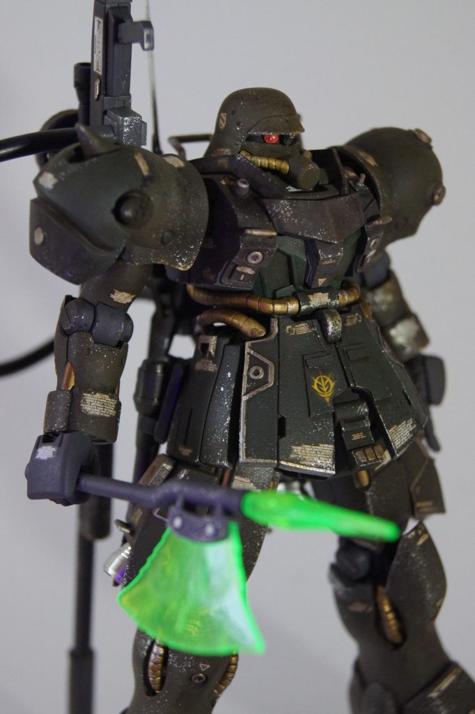 その他プロパガンダ的な改造として、頭部が一部改造されている。士気高揚のためモノアイレールを仕切り、ジオン最初の量産型MSとして生産されたザクⅠのようなデザインに改修。ジオン共和国軍機であるもののロゴは最小限に抑えられており、ザクらしい