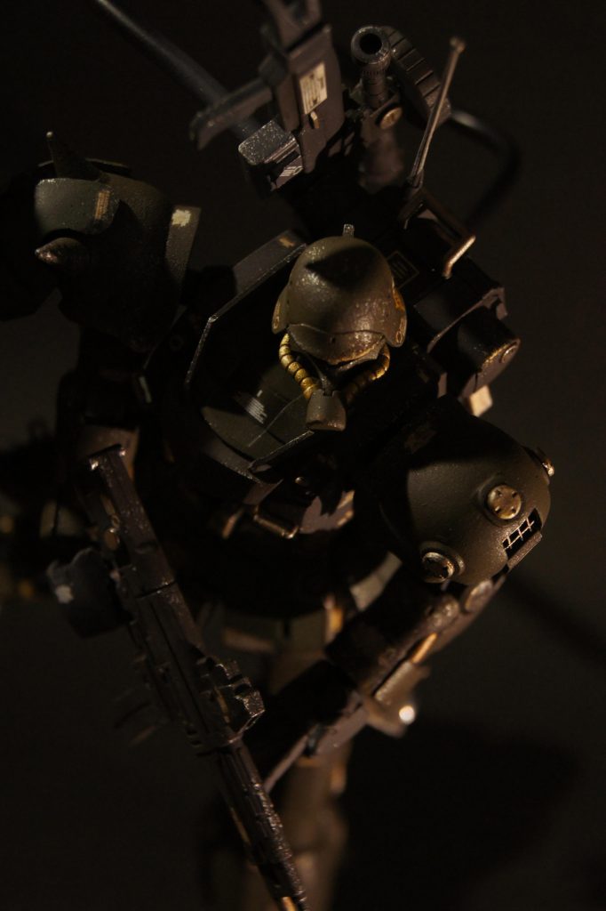 ということで、いつも以上に設定モリモリのギラ・ズール・スナイパーでした。「エングレービングのイメージしかない機体を、他軍所属機にしたらどんな印象になるんだろう？」という漠然としたイメージから製作しましたが、(ウケは別として)それなりに良いものが出来たかなと自負しています。  今後ですが、受験生という立場上、製作を継続するには厳しい時期となってしまいました。そのため本作をもって、進学先確定までしばらく製作はおやすみ。最短で年内再開ですが、まぁ来春まではかかるだろうなと思ってます(￣▽￣;) 拙い文章でしたが、最後までご覧頂き有難うございました。良ければいいね、コメント頂けると幸いです。