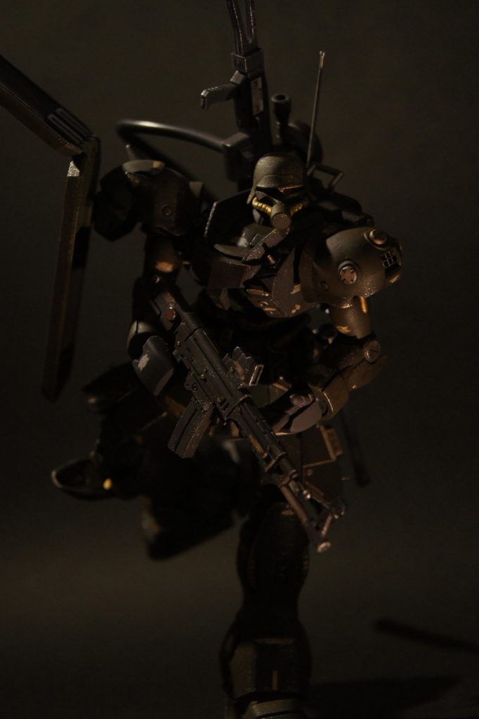 というわけで、以上が設定でした。長い！黒背景でも撮影を。15年落ちの古い一眼レフなのでノイズは勘弁を... 元々ドイツ兵を意識したデザインがされているだけあって、こんな構えもそれっぽく映ってくれます。