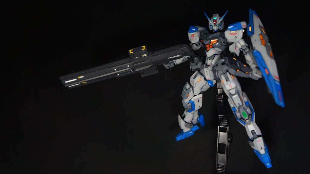 水星の魔女のガンダム系モビルスーツはやはりシェルユニットの発光が見所だと思うので、今回も蛍光塗料を用いて、発光表現に力を入れました。また、初めてレッドチップにも挑戦しています。太めのスジボリを掘った溝に蛍光レッドで塗ったチップを接着しています。ベストな接着方法がわからず、瞬着をちょっとつけて、溝にはめる方法でやってみましたが、瞬着で塗料が溶けて、余計なところに蛍光塗料が付着する事故が数か所起きてしまいました。溝にはめた後で、流し込み接着剤で軽くつけるのがよいかと思います。