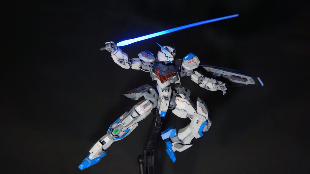 ビームサーベル装備ビームサーベルも蛍光ブルー+艶消しクリアーで塗装しているので、ブラックライトで光ります。