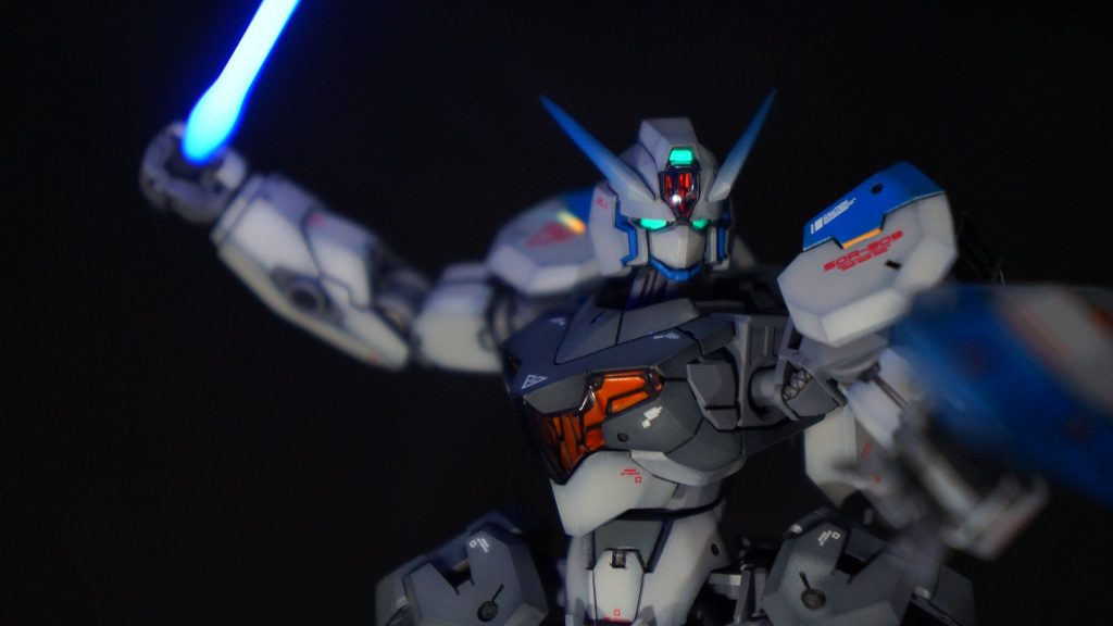 ビームサーベル装備 アップツインアイも蛍光グリーンで塗ってあるので、ビコーンっと光ります!