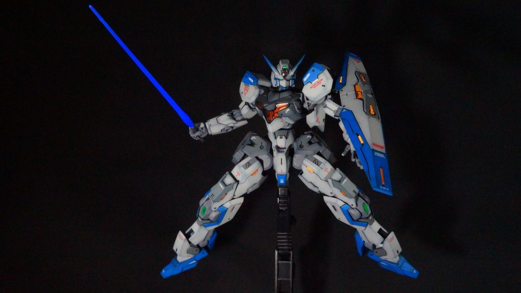 このガンヴォルヴァは発売日に購入し、すぐに仮組して飾っていましたが、北海道在住のプロモデラーさんの動画を見ていて、無性にスジボリをやりたくなって制作に取り掛かりました。また、いつもはゲート処理やパーティングライン処理でやすり掛けする程度でしたが、今回は面を出す、ということを意識して、全体的にやすり掛けしています。まだまだ、偏って削れたり、左右で形状が変わったりと修行が足りませんが…。