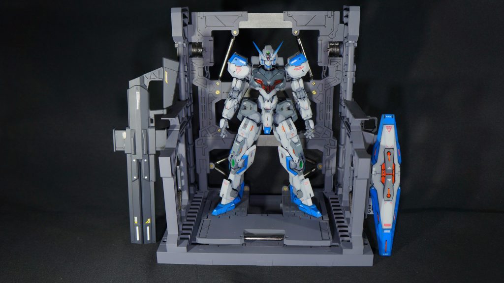 正面今回同時制作でシステムベースを作りました。と言っても、メカサフを吹いて、メタリック色で部分塗装しただけですが。