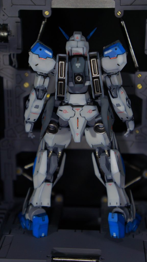 背面スラスター、バーニア類はいつものスターブライトアイアン、膝裏の動力パイプはスターブライトジュラルミンで塗ってあります。