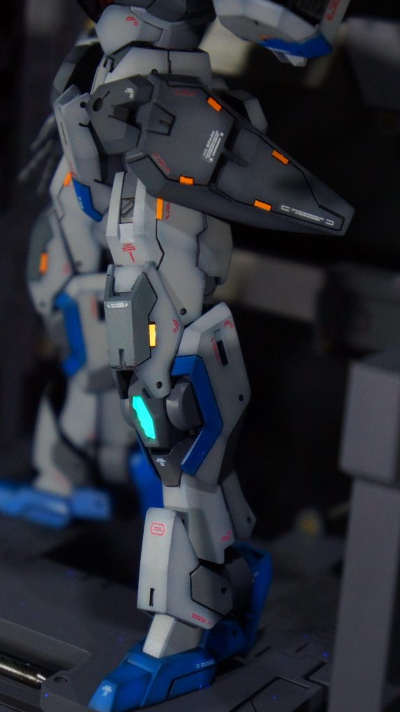 脚部はスジボリを頑張りました。以前に比べると幾分精度は向上できたように思います。やはりしっかり寸法を測る、目印を決めて再現性を高める、というところが大事だと思いました。まだまだ、左右対称でなかったり、均一な太さで掘る、というところが未熟なので、引き続き精進が必要です。(gundam-kao8)