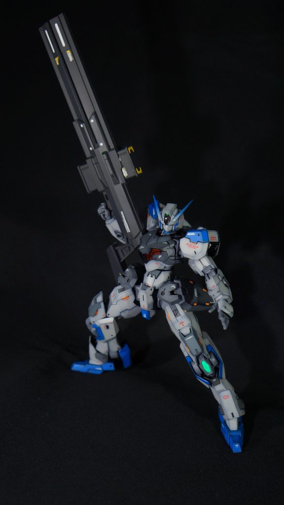 スジボリ追加などのディテールアップ以外は大きな改造はしていません。改造箇所は、アンテナのシャープ化、あご部の形状変更、足先の延長です。このガンヴォルヴァ、かっこいいのですが、悪顔なのと、あごが下方向に大きく、顔が大きく見える、足先が短く、安定感がない、というところが気になっていたので、そこを改修しています。武装は、前回のディランザ・ソルのために作った境界戦機のキャノン?を借りてきました。作ったはいいものの、ディランザには持たせられなかったのと、細身のシルエットなので、はったりが効いていいかなと。(gundam-kao2)