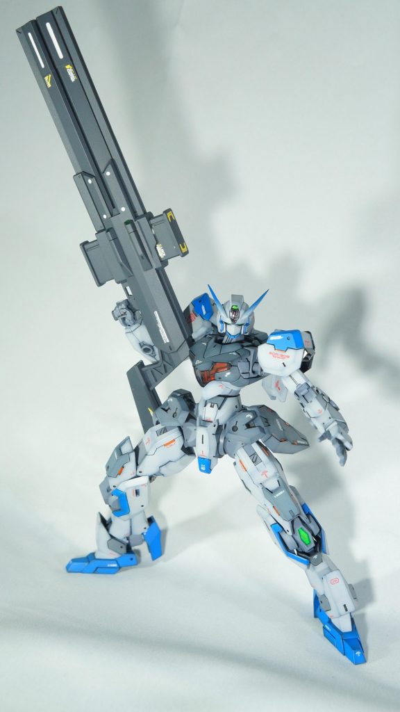 白バックカラーリングは主役機風にしたく、オリジナルの配色よりも明るめのグレーと爽やかな青としています。しかしながら、メインのライトグレーの部分、本当はもっと白っぽくするつもりが、グレーを混ぜ過ぎて、グレー寄りになり過ぎてしまったことは、ここだけの秘密です…。塗り方はいつもの黒立ち上げになります。