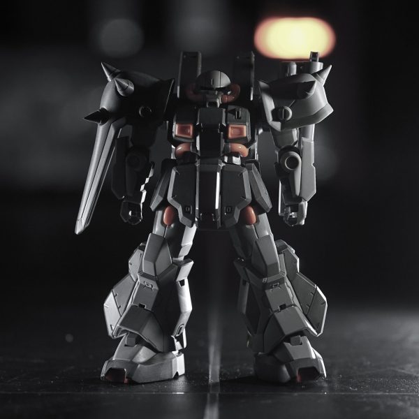 理想的な出来のキットなのでなにも改造せずストレートに作る予定。パキッとした箱型のAOZデザイン。そのため整面処理でヒケをチェックして、気になるバンダイエッジをやすりとマジスクで消していって、仮組みしてチェック。組んで写真を撮ってみるとわかる、まだまだあちこち気になるバンダイエッジが残ってる。スラスターが全部浅くて奥行き感が無いからなんとかしよう。右肩のアーマーはあまり好みじゃないので普通の四角いL型ザク盾にしたいかな。（3枚目）