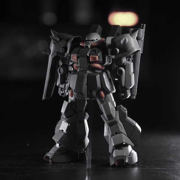 理想的な出来のキットなのでなにも改造せずストレートに作る予定。パキッとした箱型のAOZデザイン。そのため整面処理でヒケをチェックして、気になるバンダイエッジをやすりとマジスクで消していって、仮組みしてチェック。組んで写真を撮ってみるとわかる、まだまだあちこち気になるバンダイエッジが残ってる。スラスターが全部浅くて奥行き感が無いからなんとかしよう。右肩のアーマーはあまり好みじゃないので普通の四角いL型ザク盾にしたいかな。（1枚目）