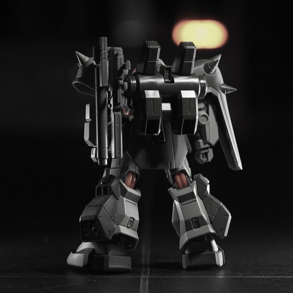 理想的な出来のキットなのでなにも改造せずストレートに作る予定。パキッとした箱型のAOZデザイン。そのため整面処理でヒケをチェックして、気になるバンダイエッジをやすりとマジスクで消していって、仮組みしてチェック。組んで写真を撮ってみるとわかる、まだまだあちこち気になるバンダイエッジが残ってる。スラスターが全部浅くて奥行き感が無いからなんとかしよう。右肩のアーマーはあまり好みじゃないので普通の四角いL型ザク盾にしたいかな。（2枚目）