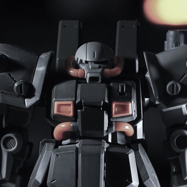 理想的な出来のキットなのでなにも改造せずストレートに作る予定。パキッとした箱型のAOZデザイン。そのため整面処理でヒケをチェックして、気になるバンダイエッジをやすりとマジスクで消していって、仮組みしてチェック。組んで写真を撮ってみるとわかる、まだまだあちこち気になるバンダイエッジが残ってる。スラスターが全部浅くて奥行き感が無いからなんとかしよう。右肩のアーマーはあまり好みじゃないので普通の四角いL型ザク盾にしたいかな。（4枚目）