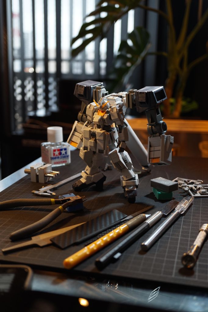 作品名：<p>土曜日にフルドドx2機を仮組みして、 日曜日にTR-1ヘイズルとギガンティックアームユニットを仮組み。 一部はあとハメ加工をして、接着できる部分は接着。 同時進行で目立つヒケやパーティングラインを無くす為の表面処理。 こ […]</p>