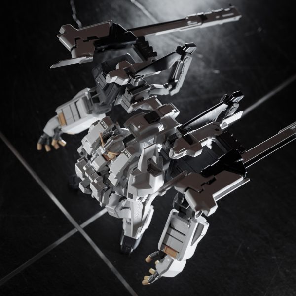 ベースはヘイズルアウスラ。両肩のクロー/スラスターユニットとマルチアームの先のウインチキャノンを無くして、フルドド2機を使ってクローユニットx2に換装。ベースジャバーの大型プロペラントタンク1本を背面に接続。これで違和感のあった3次曲面のパーツが無くなりカッチリした直線的な面構成に統一。ちゃんとフルドド2機を使って左右対象に。両肩をウイングユニットに交換することもできる。極力ディスプレイスタンド等を使いたくないのでバッチリ自立出来てよかった。藤岡建機のイラストが好きなだけでA.O.Z自体には特に思い入れもなく全然詳しくもないので好き勝手にユニット換装。でも破綻しないよう一応調べながら。ヘイズルの脚と腰を延長したい。サイコガンダムの腕もすこし改造予定。（6枚目）