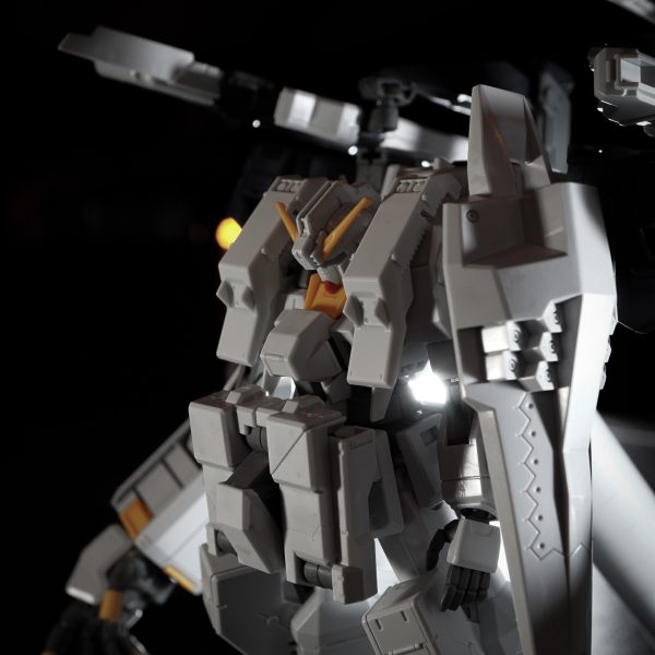 ベースはヘイズルアウスラ。両肩のクロー/スラスターユニットとマルチアームの先のウインチキャノンを無くして、フルドド2機を使ってクローユニットx2に換装。ベースジャバーの大型プロペラントタンク1本を背面に接続。これで違和感のあった3次曲面のパーツが無くなりカッチリした直線的な面構成に統一。ちゃんとフルドド2機を使って左右対象に。両肩をウイングユニットに交換することもできる。極力ディスプレイスタンド等を使いたくないのでバッチリ自立出来てよかった。藤岡建機のイラストが好きなだけでA.O.Z自体には特に思い入れもなく全然詳しくもないので好き勝手にユニット換装。でも破綻しないよう一応調べながら。ヘイズルの脚と腰を延長したい。サイコガンダムの腕もすこし改造予定。（7枚目）