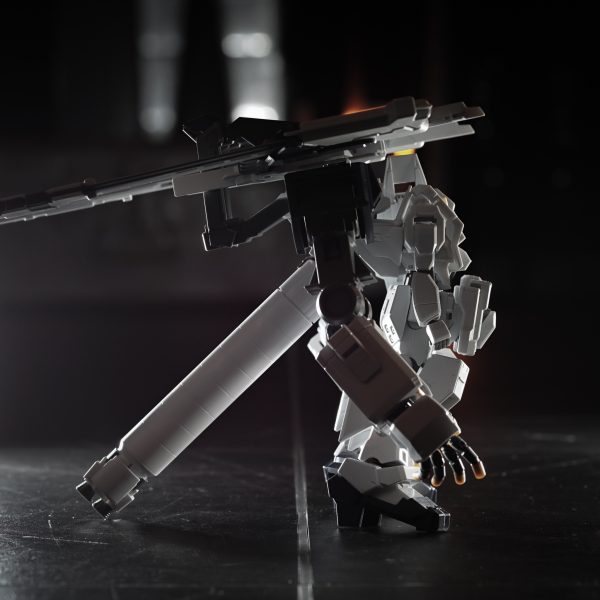 ベースはヘイズルアウスラ。両肩のクロー/スラスターユニットとマルチアームの先のウインチキャノンを無くして、フルドド2機を使ってクローユニットx2に換装。ベースジャバーの大型プロペラントタンク1本を背面に接続。これで違和感のあった3次曲面のパーツが無くなりカッチリした直線的な面構成に統一。ちゃんとフルドド2機を使って左右対象に。両肩をウイングユニットに交換することもできる。極力ディスプレイスタンド等を使いたくないのでバッチリ自立出来てよかった。藤岡建機のイラストが好きなだけでA.O.Z自体には特に思い入れもなく全然詳しくもないので好き勝手にユニット換装。でも破綻しないよう一応調べながら。ヘイズルの脚と腰を延長したい。サイコガンダムの腕もすこし改造予定。（5枚目）