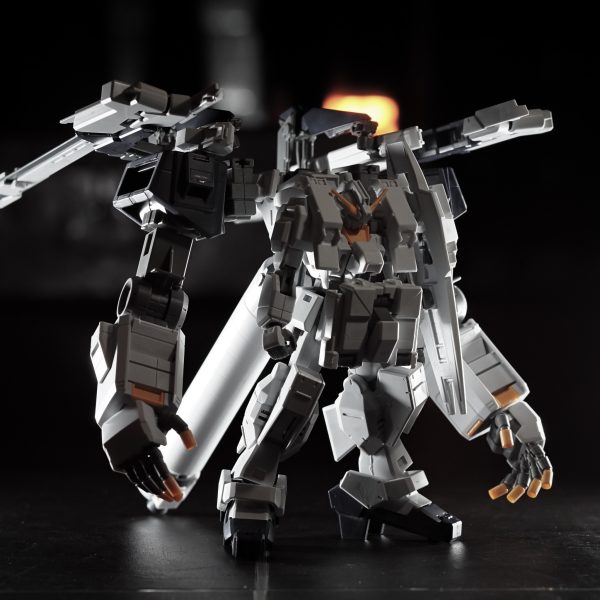 ベースはヘイズルアウスラ。両肩のクロー/スラスターユニットとマルチアームの先のウインチキャノンを無くして、フルドド2機を使ってクローユニットx2に換装。ベースジャバーの大型プロペラントタンク1本を背面に接続。これで違和感のあった3次曲面のパーツが無くなりカッチリした直線的な面構成に統一。ちゃんとフルドド2機を使って左右対象に。両肩をウイングユニットに交換することもできる。極力ディスプレイスタンド等を使いたくないのでバッチリ自立出来てよかった。藤岡建機のイラストが好きなだけでA.O.Z自体には特に思い入れもなく全然詳しくもないので好き勝手にユニット換装。でも破綻しないよう一応調べながら。ヘイズルの脚と腰を延長したい。サイコガンダムの腕もすこし改造予定。（2枚目）