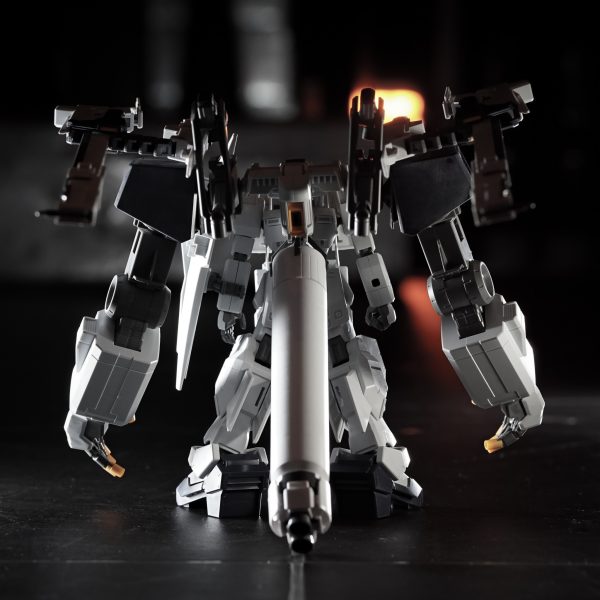 ベースはヘイズルアウスラ。両肩のクロー/スラスターユニットとマルチアームの先のウインチキャノンを無くして、フルドド2機を使ってクローユニットx2に換装。ベースジャバーの大型プロペラントタンク1本を背面に接続。これで違和感のあった3次曲面のパーツが無くなりカッチリした直線的な面構成に統一。ちゃんとフルドド2機を使って左右対象に。両肩をウイングユニットに交換することもできる。極力ディスプレイスタンド等を使いたくないのでバッチリ自立出来てよかった。藤岡建機のイラストが好きなだけでA.O.Z自体には特に思い入れもなく全然詳しくもないので好き勝手にユニット換装。でも破綻しないよう一応調べながら。ヘイズルの脚と腰を延長したい。サイコガンダムの腕もすこし改造予定。（4枚目）