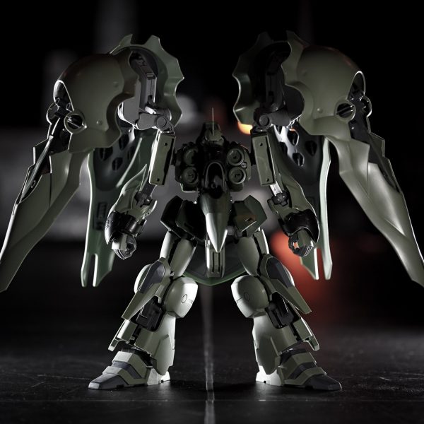 縦にも横にも大きくさらに4つの巨大バインダーでMG並のボリュームのキット。基本的にはあまりあまり人気がない機体やみんながやってない改造が好きなんだけど、これはよく見る改造になりそう。やっぱりバインダーは大きく切り抜くよね。中には適当なジャンクパーツを組み込み予定。ついでにお尻のアーマーも切り抜いたのでここもジャンクパーツ詰め込む予定。あと首の延長でアゴを引けるように。太ももとスネはこれくらい太くしたい。（今はユルく隙間を開けて仮組み）みんな同じ所が気になって同じ所を改造するって事は、それが正解に近いんだろうな。カラーリングもやっぱりジオン系グリーンだろうし。せっかくだからなんか個性的な事やりたいんだけど、どうしようかな。 （3枚目）