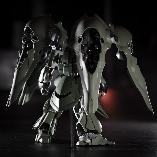 縦にも横にも大きくさらに4つの巨大バインダーでMG並のボリュームのキット。基本的にはあまりあまり人気がない機体やみんながやってない改造が好きなんだけど、これはよく見る改造になりそう。やっぱりバインダーは大きく切り抜くよね。中には適当なジャンクパーツを組み込み予定。ついでにお尻のアーマーも切り抜いたのでここもジャンクパーツ詰め込む予定。あと首の延長でアゴを引けるように。太ももとスネはこれくらい太くしたい。（今はユルく隙間を開けて仮組み）みんな同じ所が気になって同じ所を改造するって事は、それが正解に近いんだろうな。カラーリングもやっぱりジオン系グリーンだろうし。せっかくだからなんか個性的な事やりたいんだけど、どうしようかな。 （4枚目）