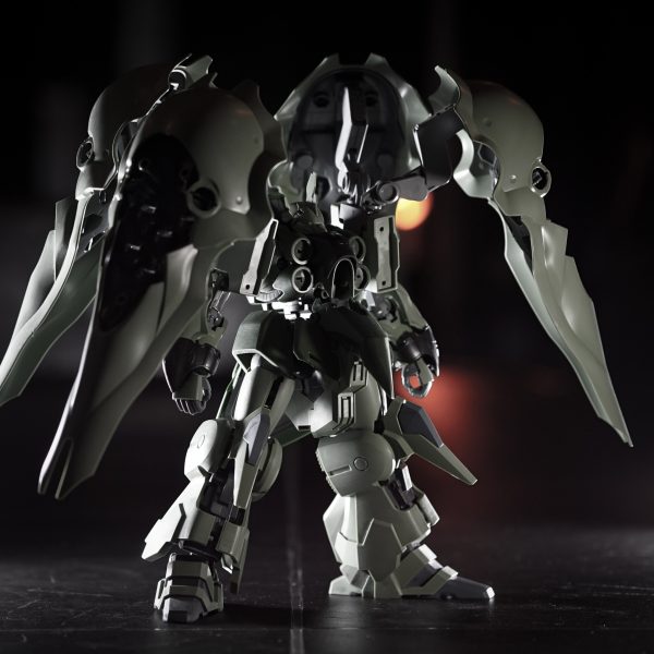 縦にも横にも大きくさらに4つの巨大バインダーでMG並のボリュームのキット。基本的にはあまりあまり人気がない機体やみんながやってない改造が好きなんだけど、これはよく見る改造になりそう。やっぱりバインダーは大きく切り抜くよね。中には適当なジャンクパーツを組み込み予定。ついでにお尻のアーマーも切り抜いたのでここもジャンクパーツ詰め込む予定。あと首の延長でアゴを引けるように。太ももとスネはこれくらい太くしたい。（今はユルく隙間を開けて仮組み）みんな同じ所が気になって同じ所を改造するって事は、それが正解に近いんだろうな。カラーリングもやっぱりジオン系グリーンだろうし。せっかくだからなんか個性的な事やりたいんだけど、どうしようかな。 （2枚目）
