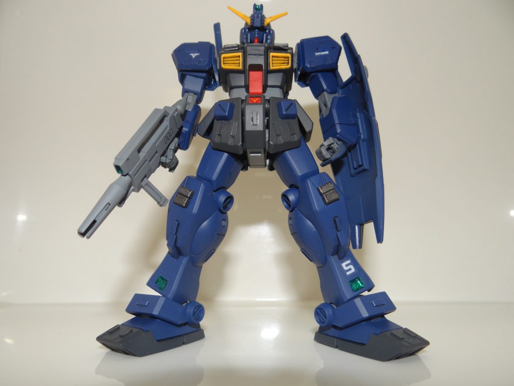 赤と黄色以外は「ティターンズブルー１」「ティターンズブルー2」「ニュートラルグレー」で塗装しましたが、成形色とあんま変わりませんね。