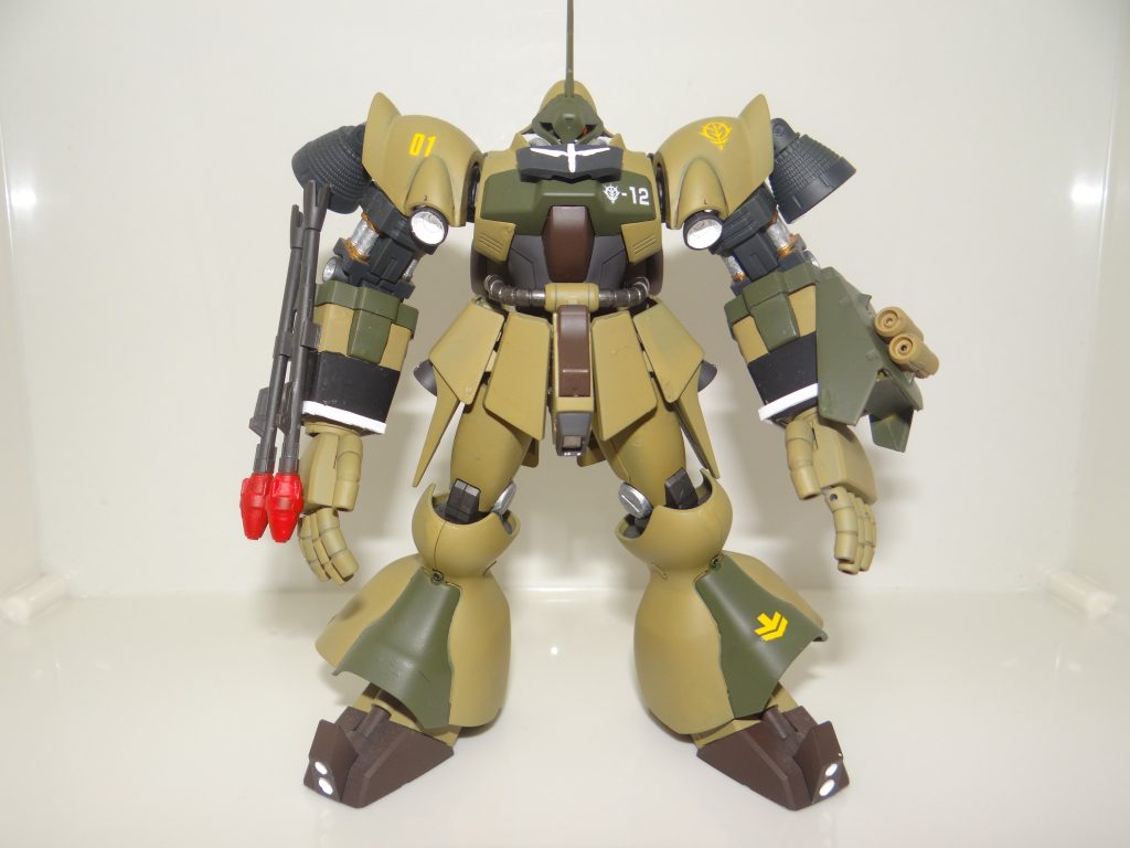 最初は普通に袖付きヤクトドーガを作ろうとしたんですが、ギラドーガが売ってないし、家にはギュネイヤクトしかないということで、仕方なく中古で買ったジオングの腕を取り付けてそれっぽくしたという感じです。